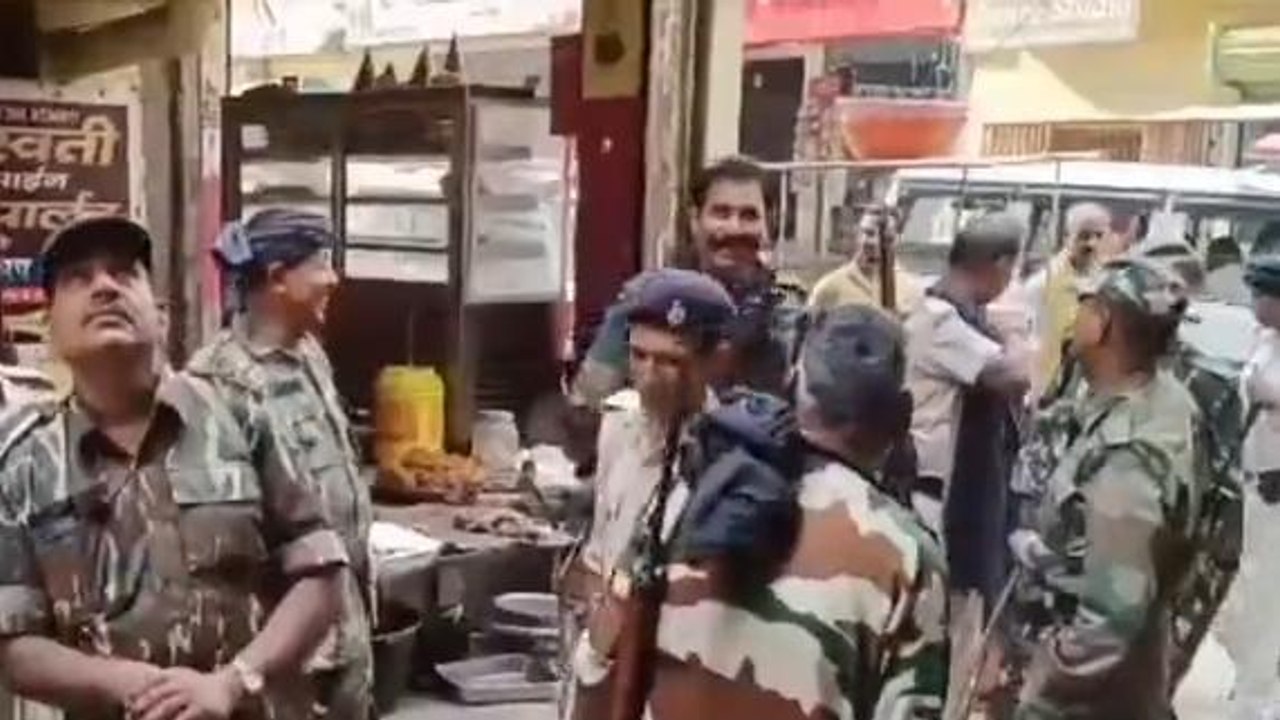 पश्चिमी चंपारण: बेतिया शहर के रेस्‍टोरेंट में उत्पाद विभाग ने की ताबड़तोड़ छापेमारी, मचा हड़कंप