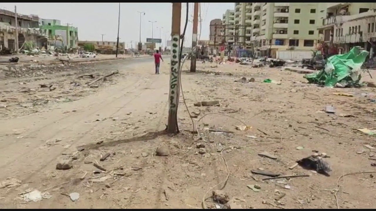 صور خاصة بالعربية لآثار الدمار بالسوق المركزي بمدينة بحري