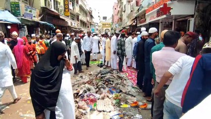 strike Video: कचरे और गंदगी के बीच पढ़ी अकीदतमंद ने नमाज