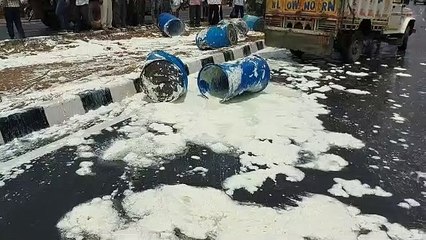 दौसा. पिकअप पलटी,  ड्रमों में भरी तीन लाख कीमत की 861 किलो दुग्ध क्रीम सड़क पर फैली