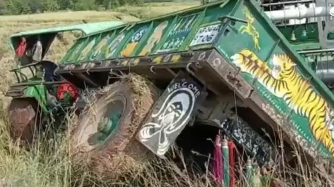 జనగామ: జిల్లాలో తీవ్ర విషాదం.. ట్రాక్టర్ బోల్తా పడి రైతు మృతి