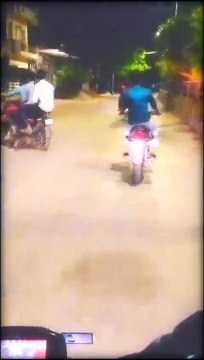 स्कूटी लवर स्टंट: लड़के को 8800 रुपए में पड़ा चलती स्कूटी पर रोमांस करना, पुलिस ने युवक से कान पकड़कर उठक-बैठक लगवाई