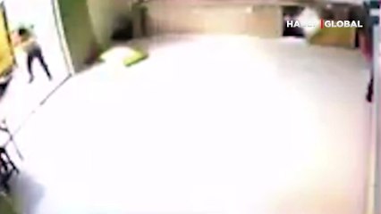 Dehşet dolu anlar! Yılan, adamı sıkıştırıp saldırıya geçti, sonrasında yaşananlar hayrete düşürdü