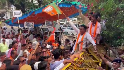 भाजपा के जनाक्रोश में नेता चढ़े बैरिकेडिंग पर, देखे वीडियो
