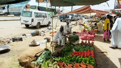 بعد تمديد الهدنة.. مواطنون يعبرون عن ارتياحهم في أحد الأسواق الشعبية جنوبي الخرطوم