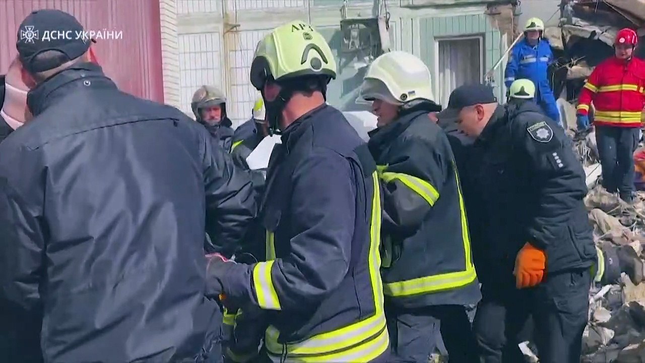 مقتل 19 شخصا في ضربات صاروخية روسية على مدن أوكرانية