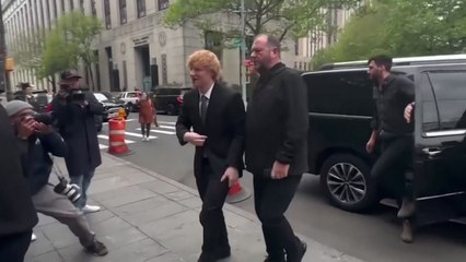 영국 팝스타 에드 시런 "표절 안 했다"...기타 치며 배심원에 호소 / YTN