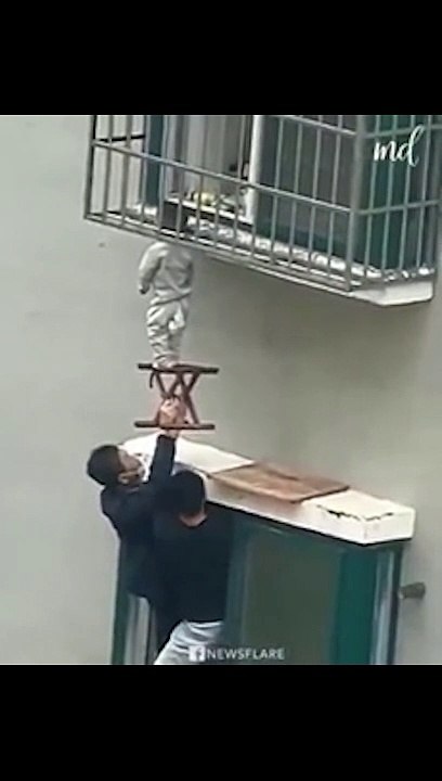 Des voisins sauvent un enfant bloqué dans les barreaux de la fenêtre d'un appartement