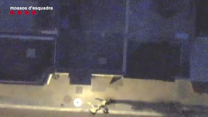 下载视频: Un dron policial permite la captura de un ladrón que huía por los tejados de Barcelona