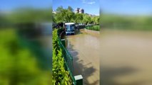 İSKİ'ye ait isale hattı patlatıldı, tramvay yolu su altında kaldı