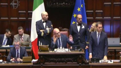 Via libera al Def, bagarre alla Camera con Pd che esce dall'aula