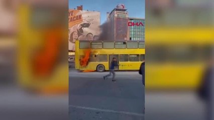 KADIKÖY'DE ÇİFT KATLI OTOBÜSÜN MOTOR KISMI ALEV ALEV YANDI