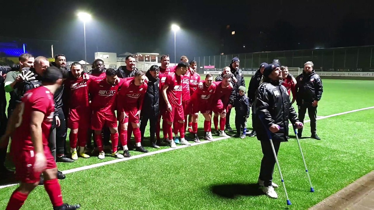 Sasel-Co-Trainer Marc Gräfe macht den Stimmungsmacher vor den Fans