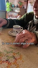 ¡Increíble! Abuela viral mezcla Fernet en su desayuno de café ☕️