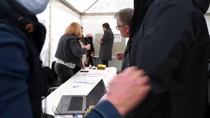 Frankfurt'ta iki kez oy kullanmak isteyen seçmen suç üstü yakalandı!