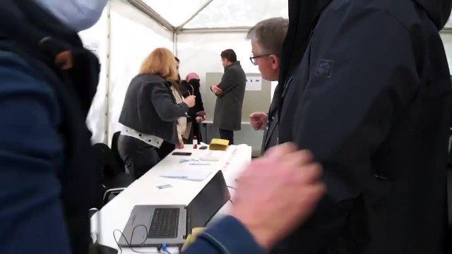 Frankfurt'ta iki kez oy kullanmak isteyen seçmen suç üstü yakalandı!