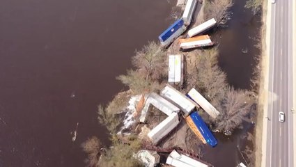 Wisconsin train derailment sends containers into Mississippi river