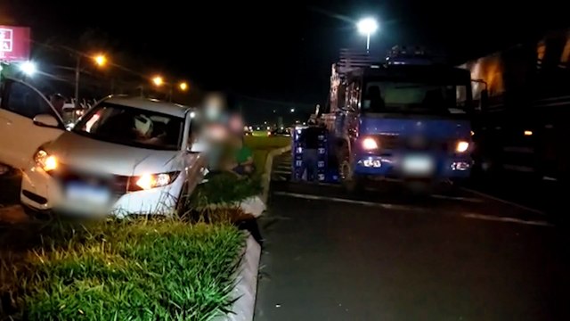 Acidente envolvendo caminhão e dois veículos de passeio é registrado na BR-277