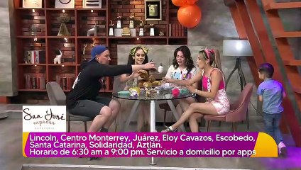 Niño lleva gallinero de "sombrero loco"