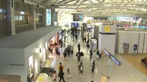 '황금연휴' 첫날 인천공항 풍경...가족·연인 발길 이어져 / YTN