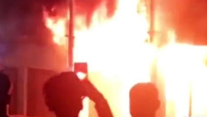 शाहजहांपुर: रेडीमेड की दुकान में लगी भीषण आग, लाखों का सामान जलकर राख