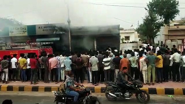 वीडियो - दुकान में लगी आग को देख फूट-फूट कर रोने लगा दिव्यांग, सारा सामान जल गया...