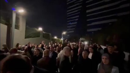 İYİ Partililer, A Haber yayınında Onur Erim'i protesto etti