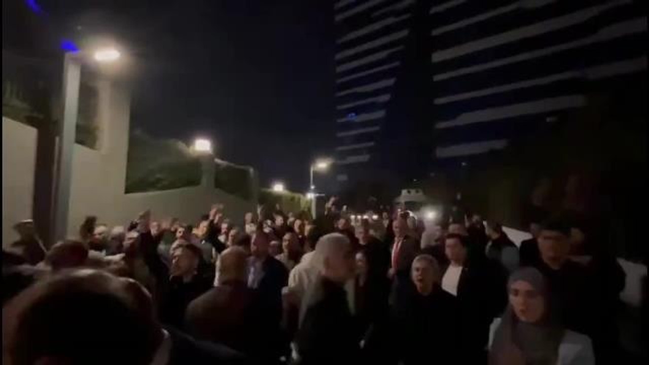 İYİ Partililer, A Haber yayınında Onur Erim'i protesto etti