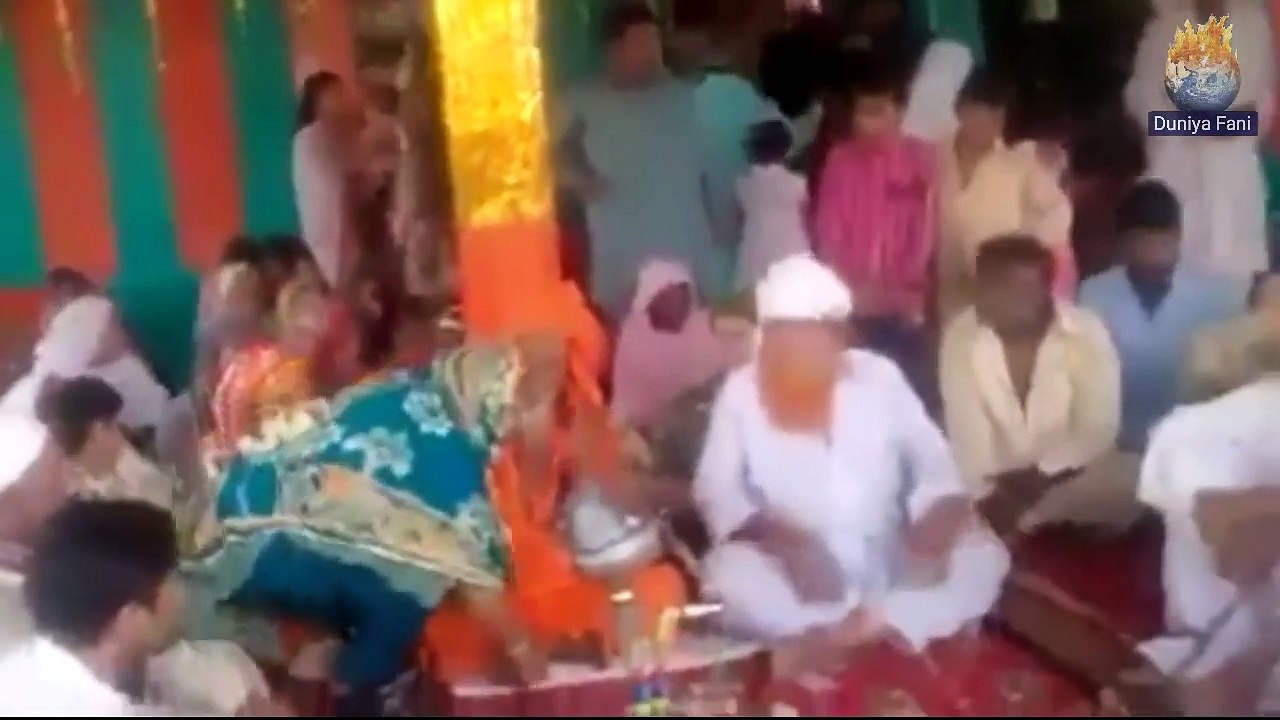 Fake Jaali Peer Sar e Aam BeSharmi Ke Record Torta Huwa Part 2 _ Duniya Fani (1)