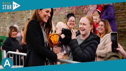 Kate Middleton : un bébé lui pique son sac à main, sa réaction est inattendue !