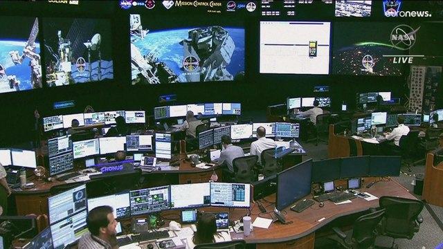 حدث تاريخي.. الإماراتي سلطان النيادي يصبح أول رائد فضاء عربي يسير في الفضاء