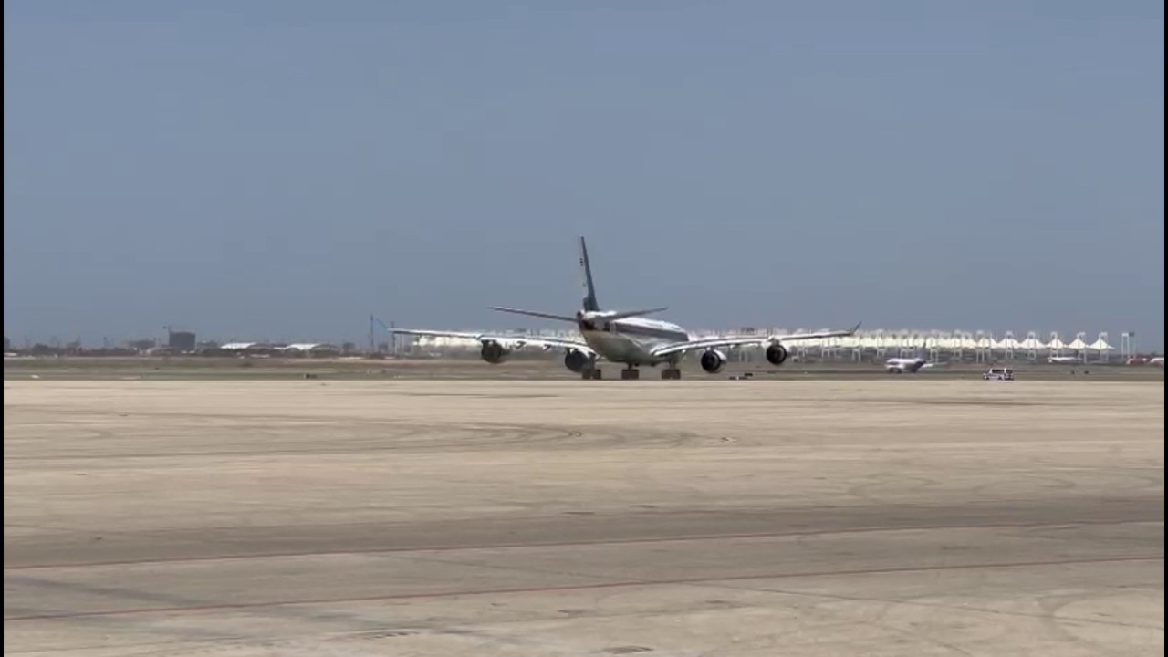 حصري لـ #العربية.. طائرة عسكرية تايلندية من نوع إيرباص 345 ، تغادر قاعدة الملك عبدالله الجوية إلى #تايلند تحمل 150 من رعاياها بعدما وصلوا #جدة #السعودية