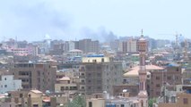 أعمدة الدخان تتصاعد في سماء #الخرطوم مع استمرار الاشتباكات المتقطعة  #العربية  #السودان