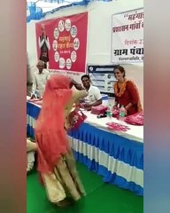 Video: Mehngai Rahat Camp में रजिस्‍ट्रेशन के बाद झूम उठी महिला, वीडियो हुआ वायरल