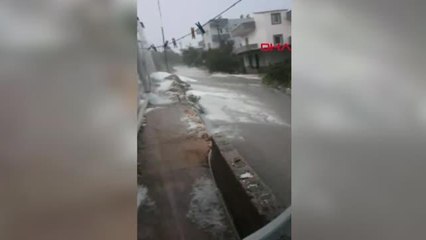 ERDEMLİ'DE DOLU YAĞIŞI ÇİFTÇİYİ VURDU