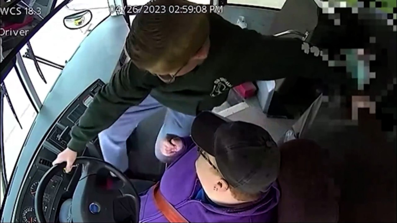 La conductrice fait un malaise, un collégien parvient à stopper le bus et sauver ses camarades