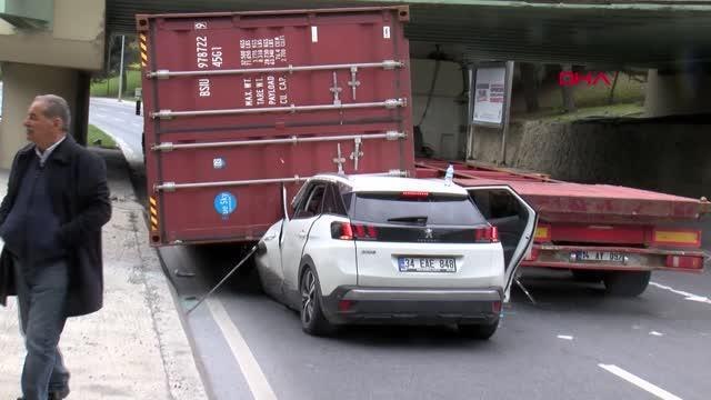 BAKIRKÖY'DE TIR'IN DORSESİ ANADOLU EFES'TE OYNAYAN BRYANT DUNSTON'IN ARACININ ÜZERİNE DEVRİLDİ - 2