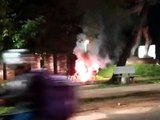 Motocicleta é destruída pelo fogo em frente ao Bosque dos Xetá, em Umuarama