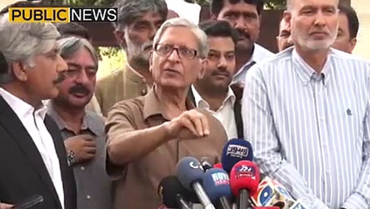 Ch Parveez Elahi Ke Ghar Ke Bahir Aitzaz Ahsan ki Media Takl | Public News | Trending News | Breaking News | Pakistan Breaking News