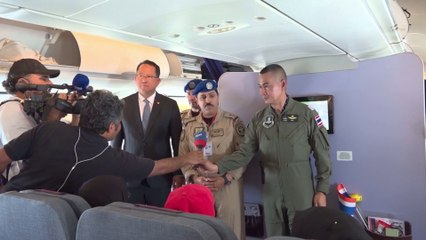 مرددين كلمة شكرا بالعربية...تايلنديون قادمون من #السودان يعربون عن امتنانهم لـ #السعودية قبل مغادرتهم قاعدة الملك عبدالله الجوية بـ #جدة