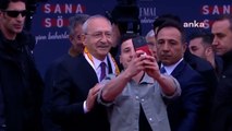 Kemal Kılıçdaroğlu konuşurken bir anda sahneye fırladı