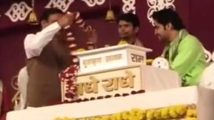 सागर: बागेश्वर महाराज का आशीर्वाद लेने पहुंचे मंत्री, मांगा आशीर्वाद