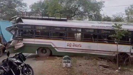 వర్ధన్నపేట: ఘోర రోడ్డు ప్రమాదం.. తుక్కుతుక్కయిన ఆర్టీసీ బస్సు