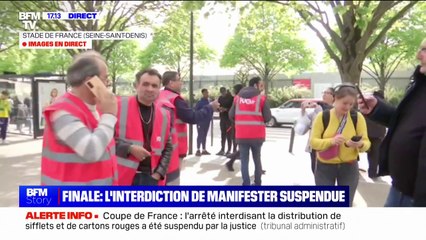 Emmanuel Macron à la finale de la Coupe de France: les syndicalistes distribuent des cartons rouges aux abords du Stade de France