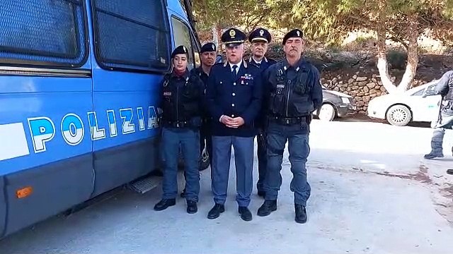 Lampedusa, parla il poliziotto che per primo ha accudito il bimbo rimato senza la mamma