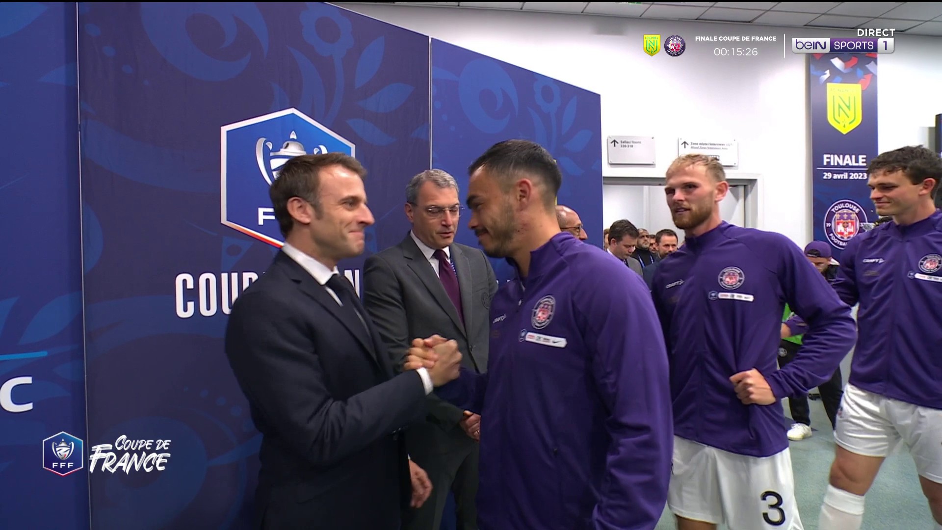 Le président Emmanuel Macron a salué les deux équipes