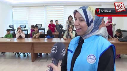 Faslı Diyanet gönüllüsü, depremzede çocuklara Fas kınası yakıyor