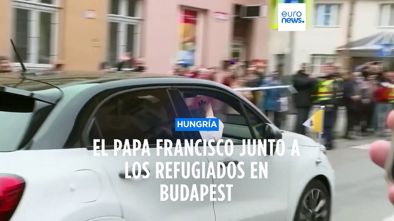 El papa Francisco es recibido por una multitud enfervorizada en Budapest