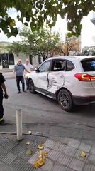 Choque entre un camión de bomberos y un auto