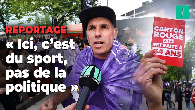 On a suivi la distribution de cartons rouges contre Macron au Stade de France